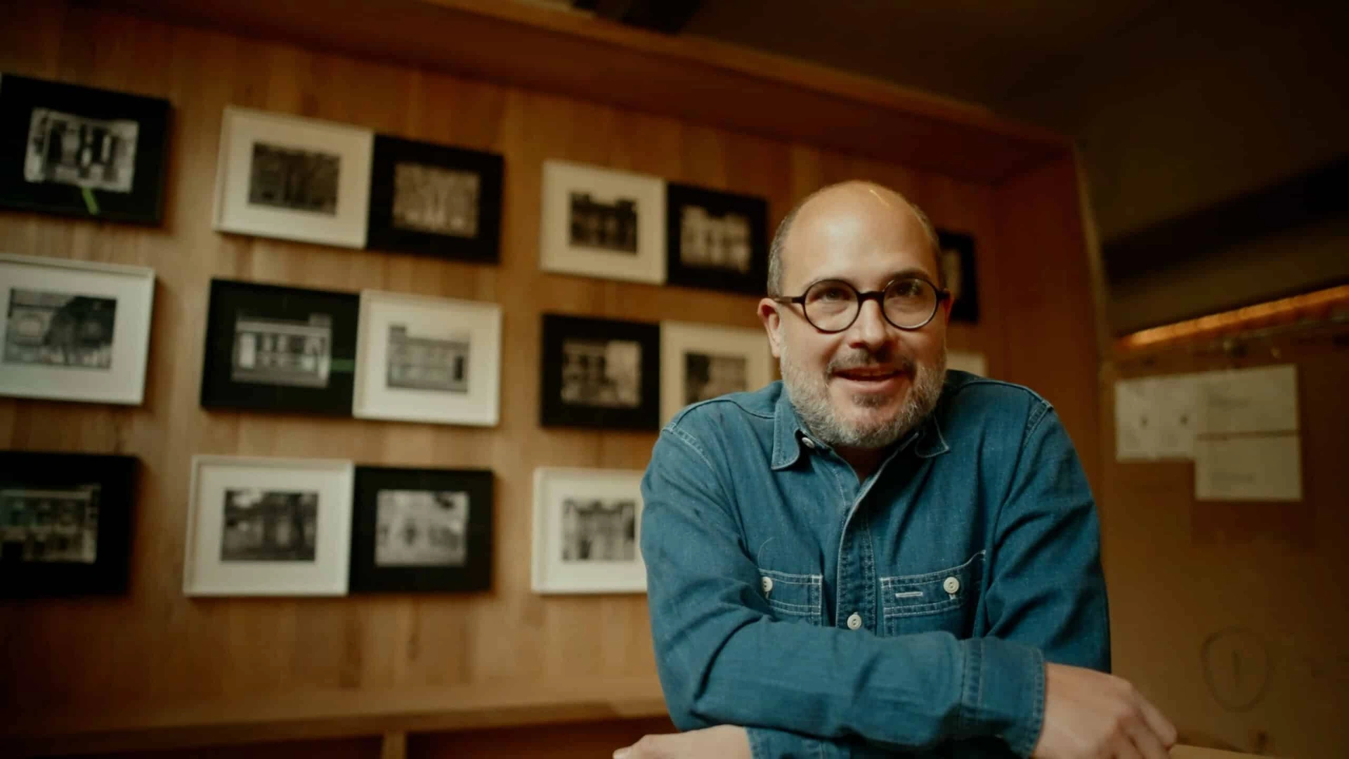 Iñaki Bonillas at the entrance gallery of Colima 71